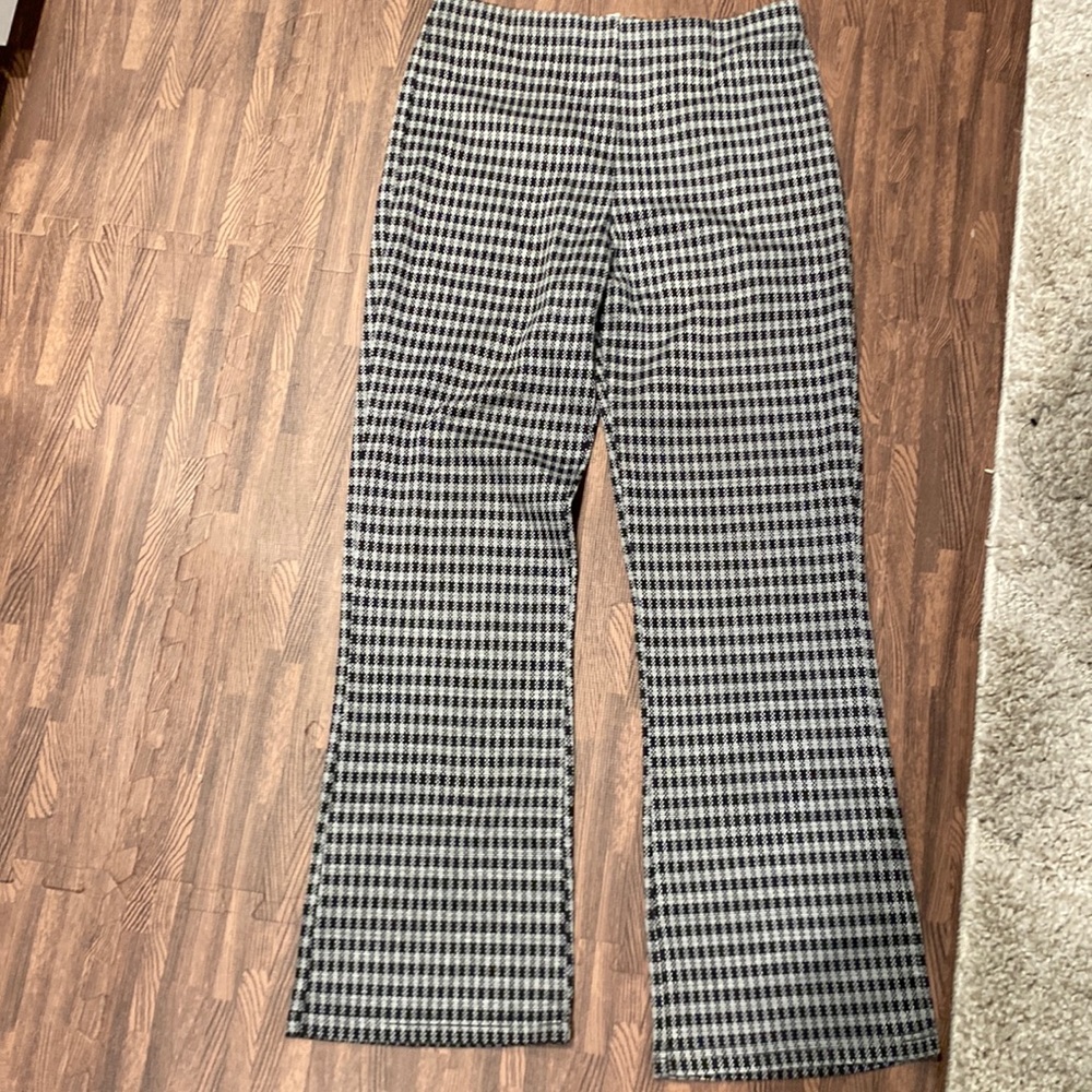 Womens pattern stretch slacks with slight flare at ankle. SZ L